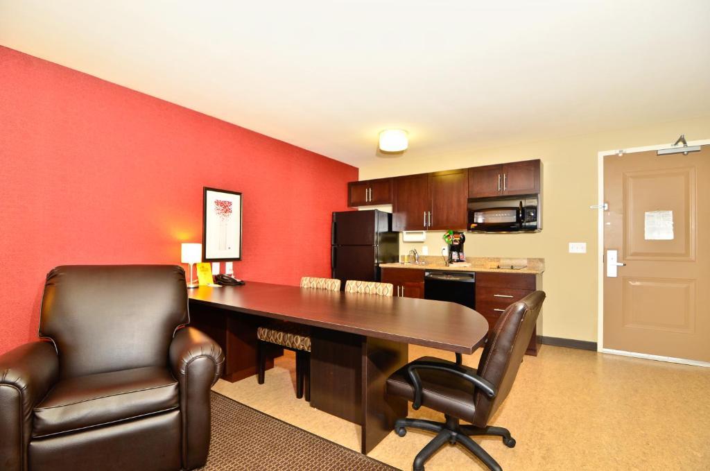 Hawthorn Suites By Wyndham Williston Δωμάτιο φωτογραφία